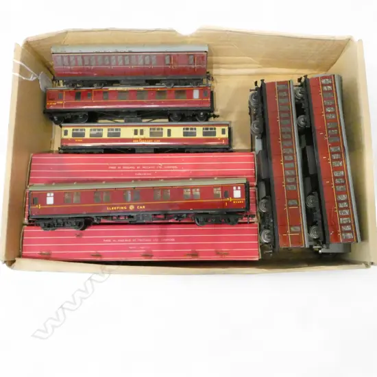 TRAY OF 11 HORNBY DUBLO RAILWAY CARRIAGES