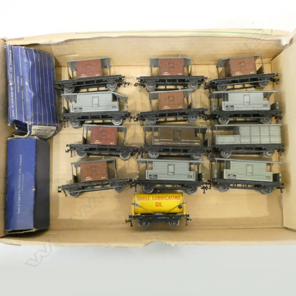 TRAY OF 13 HORNBY DUBLO RAILWAY CARRIAGES Image 1++