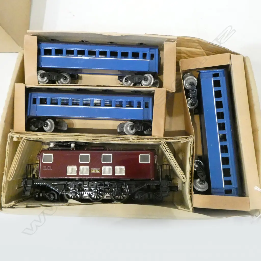 MINT & BOXED O GAUGE ELECTRIC ENGINE & 3 MINT & BOXED PASSENGER CARRIAGES Image 1++