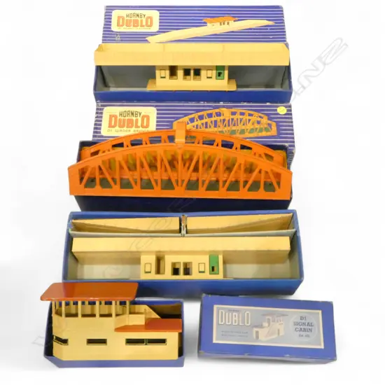 HORNBY DUBLO BOXED 2 ISLAND PLATFORMS GIRDER BRIDGE & SIGNAL CABIN