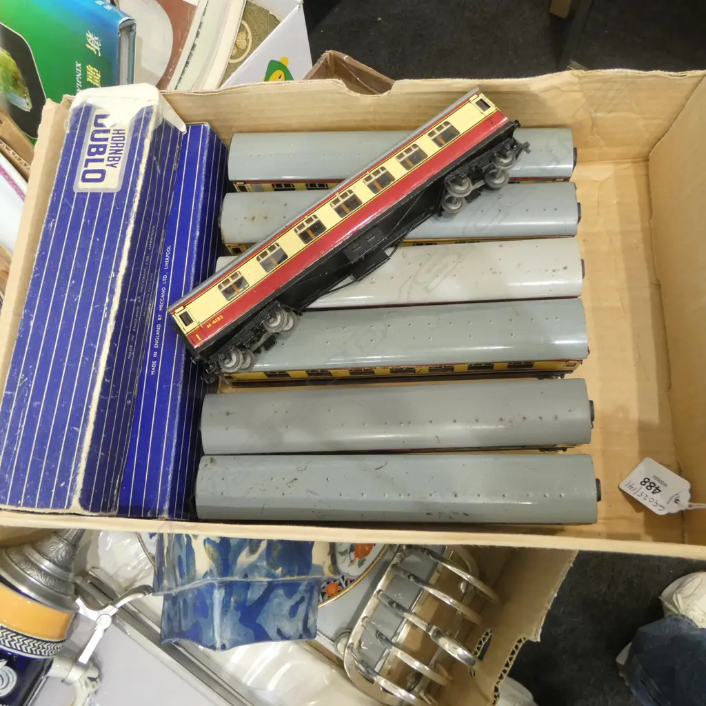 TRAY OF 10 HORNBY DUBLO RAILWAY CARRIAGES Image 1++