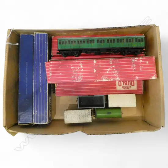 TRAY OF 10 HORNBY DUBLO RAILWAY CARRIAGES