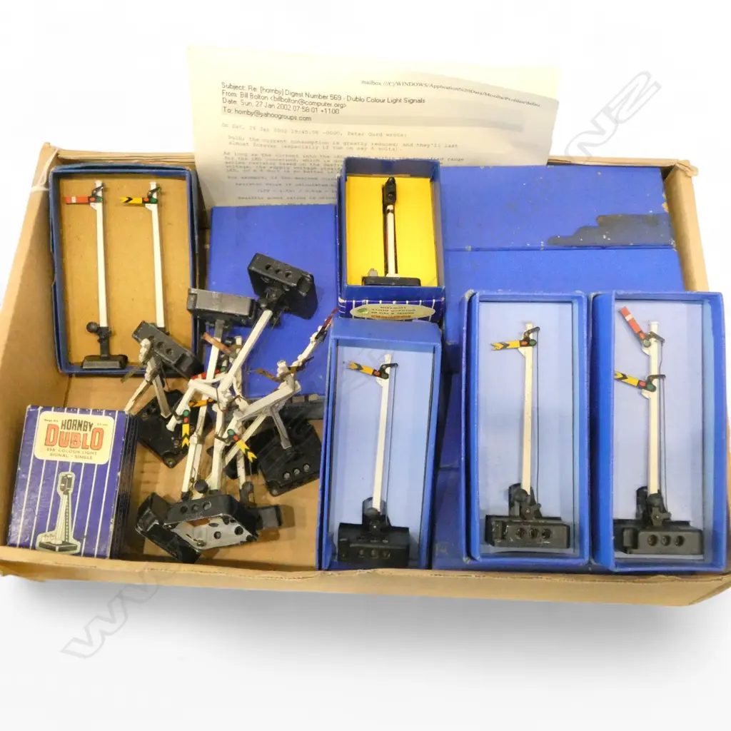 TRAY OF HORNBY DUBLO COLOUR LIGHT SIGNALS SINGLE ARM SIGNALS ETC Image 1++