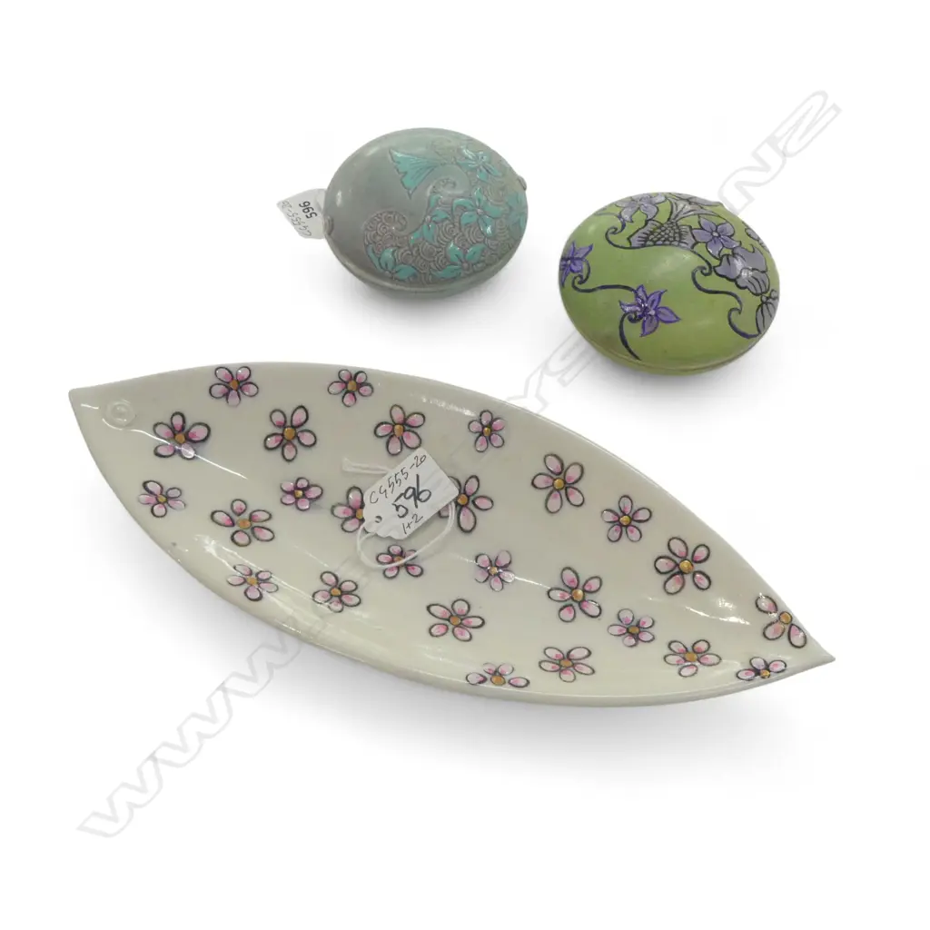 3 PCS KEUM SUN LEE, 2 TRINKET BOXES & DISH w DAISIES, L.290mm Image 1++