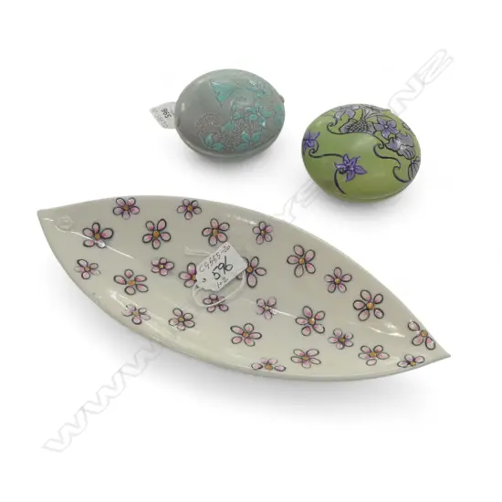 3 PCS KEUM SUN LEE, 2 TRINKET BOXES & DISH w DAISIES, L.290mm