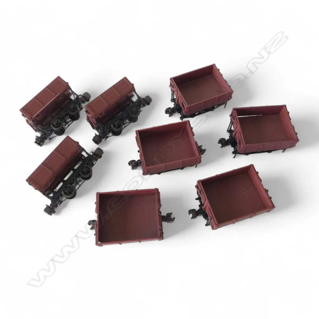 8 SHORT WHEELBASE TIPPER ORE CAR TRAIN CARRIAGES BY BACHMANN CHINA 105x190x90mm Image 1++