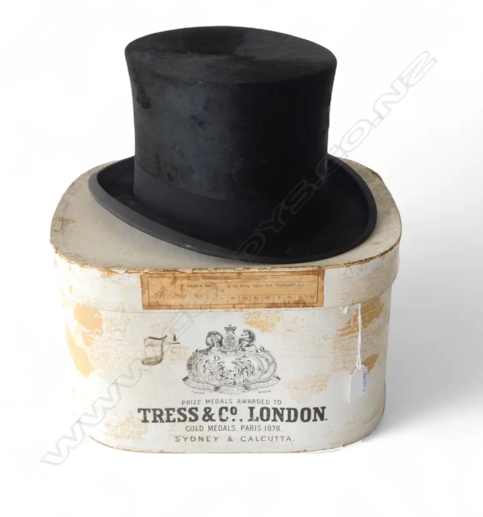 VINTAGE TRESS & Co. LONDON BLACK SILK TOP HAT in hat box Image 1++