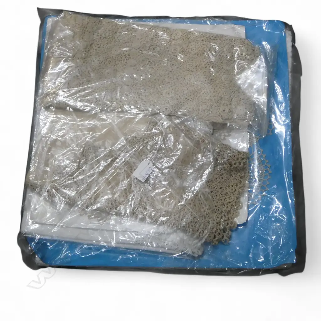 6 VINTAGE CROCHET TABLE CLOTHS & DOILIES Image 1++