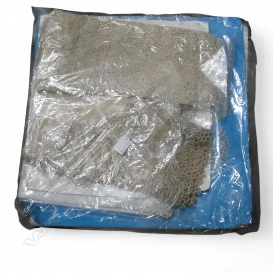 6 VINTAGE CROCHET TABLE CLOTHS & DOILIES