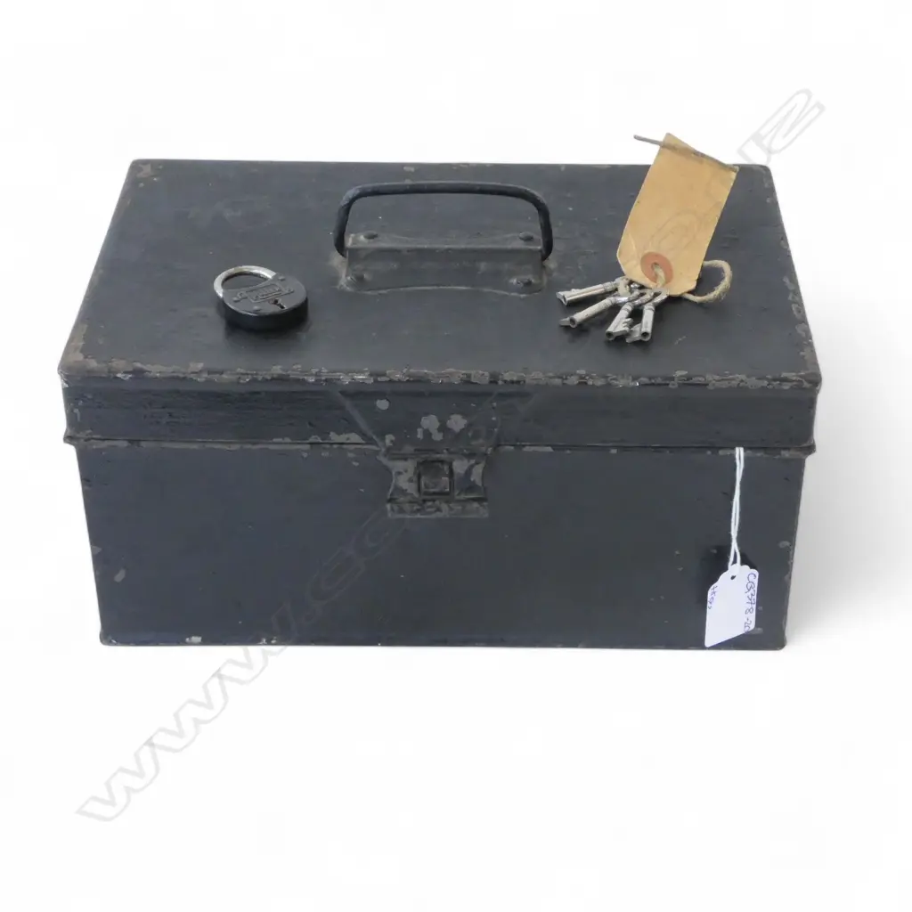 VINTAGE STRONG BOX 285x185x135mm with lock but keys do not correspond Image 1++