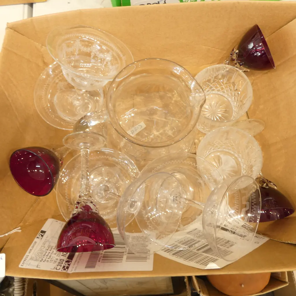 SMALL BOX OF ASSORTED CRYSTAL AND GLASS Image 1++