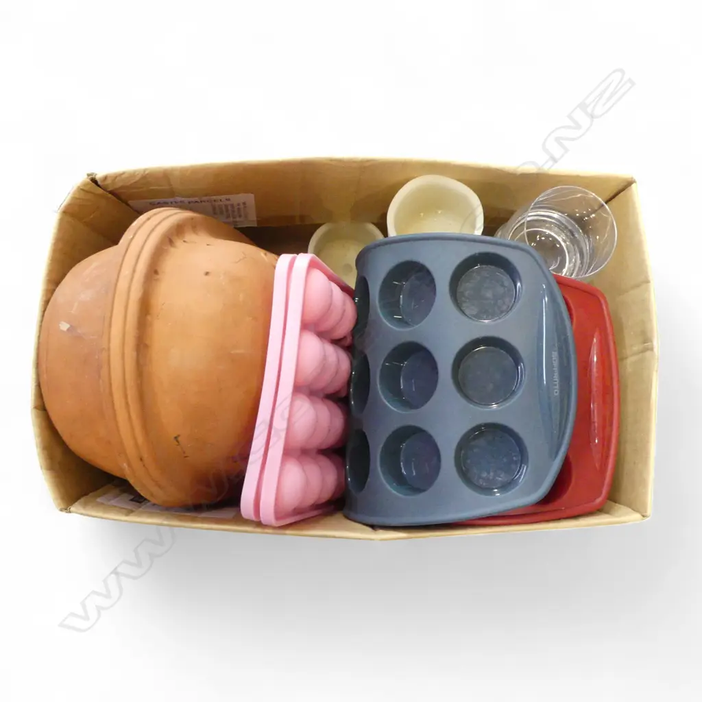 ASST. KITCHEN ITEMS; CLAY COOKER ETC Image 1++