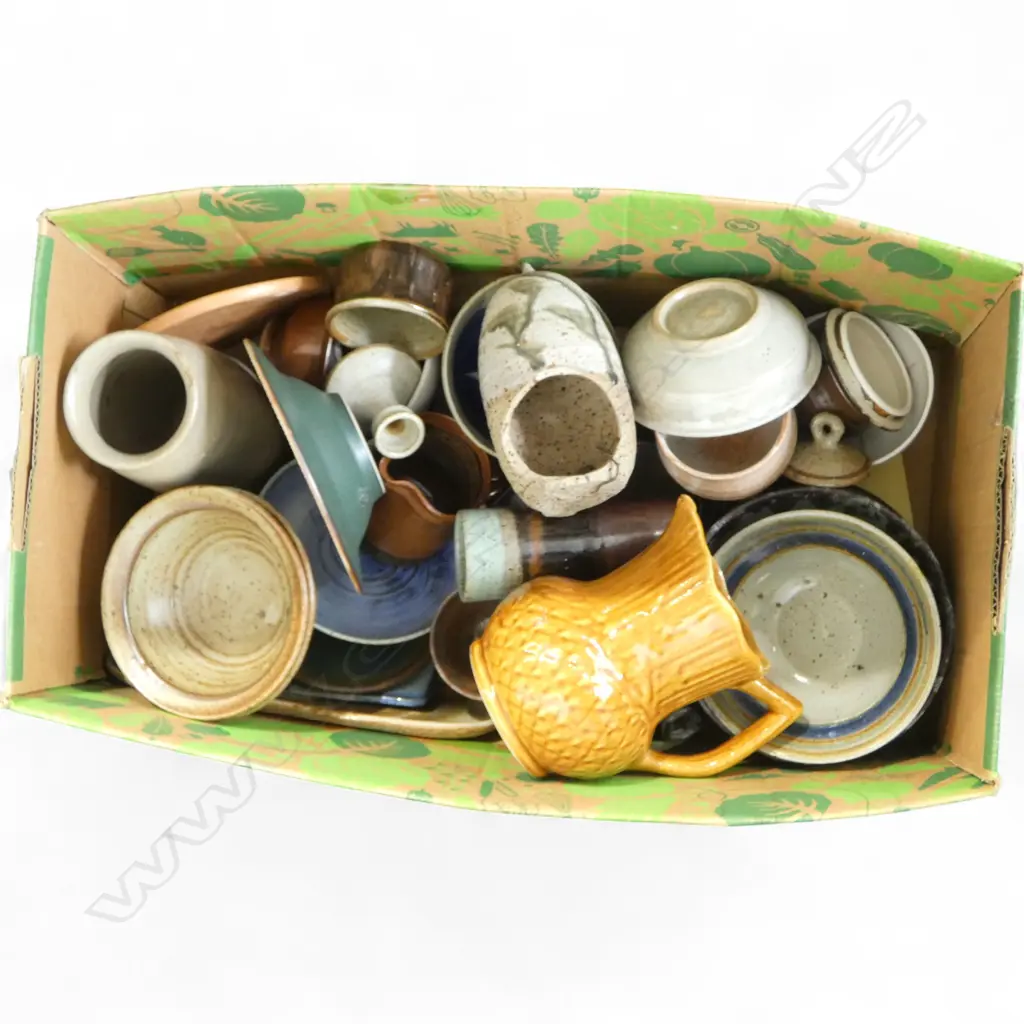 LG COLLECTION OF N.Z. STUDIO POTTERY  Image 1++