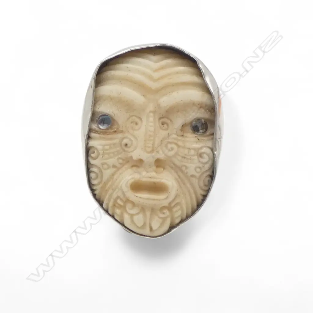 VINTAGE HANDCRAFTED SILVER SET CARVED BONE MAORI FACE RING detailed tamoko & paua eyes SIZE W Image 1++