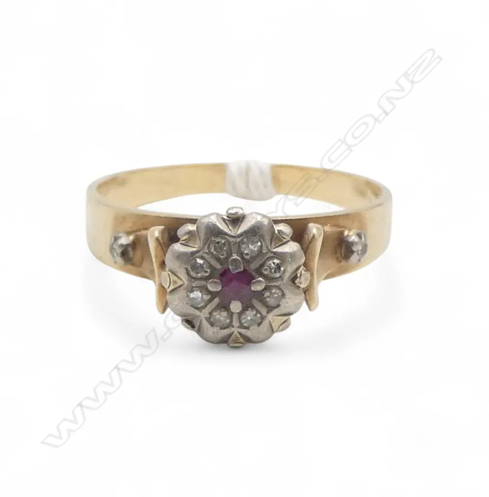 9ct GOLD RUBY & DIAMOND CLUSTER RING 3gms SIZE Q Image 1++