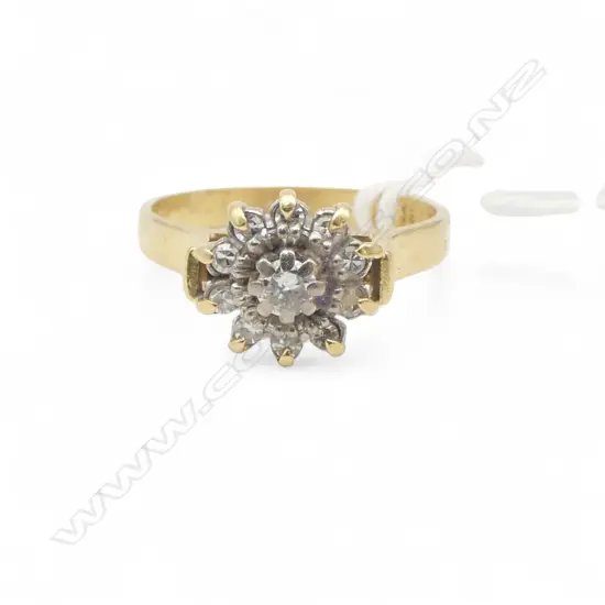 18CT GOLD AND DIAMOND CLUSTER RING 3.87gms SIZE O