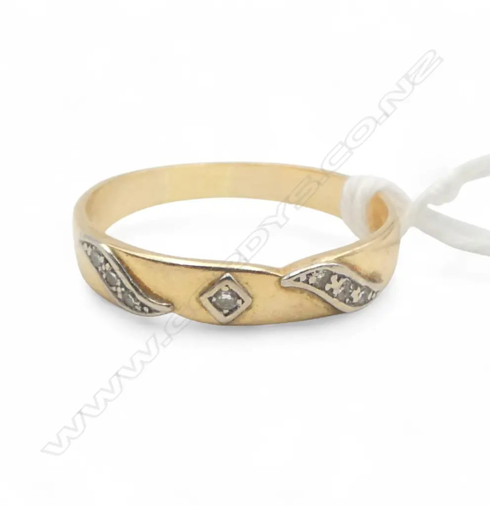 18CT GOLD AND DIAMOND BAND 2.85gms SIZE S Image 1++
