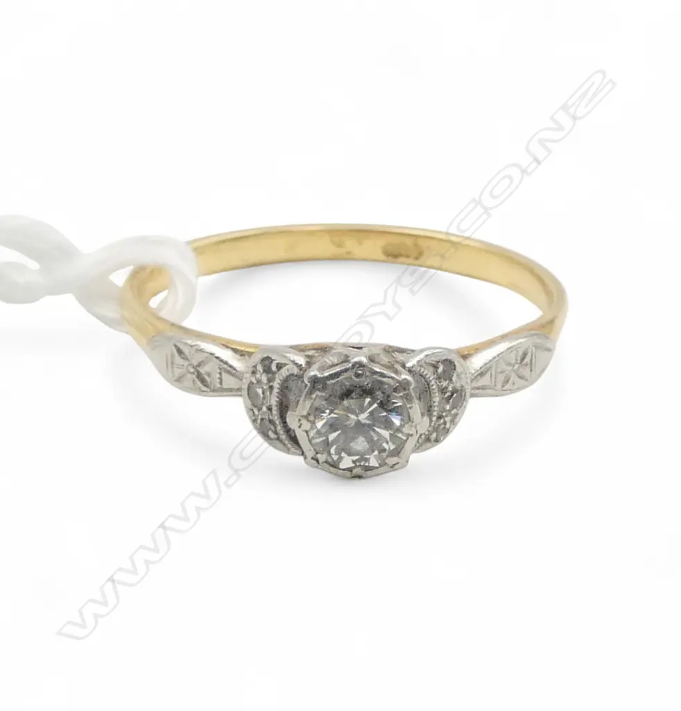 18CT GOLD AND DIAMOND SOLITAIRE RING 3.11gms SIZE S Image 1++