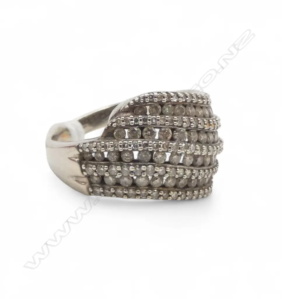 10ct WHITE GOLD & DIAMOND RING, 7.94gm SIZE P Image 1++