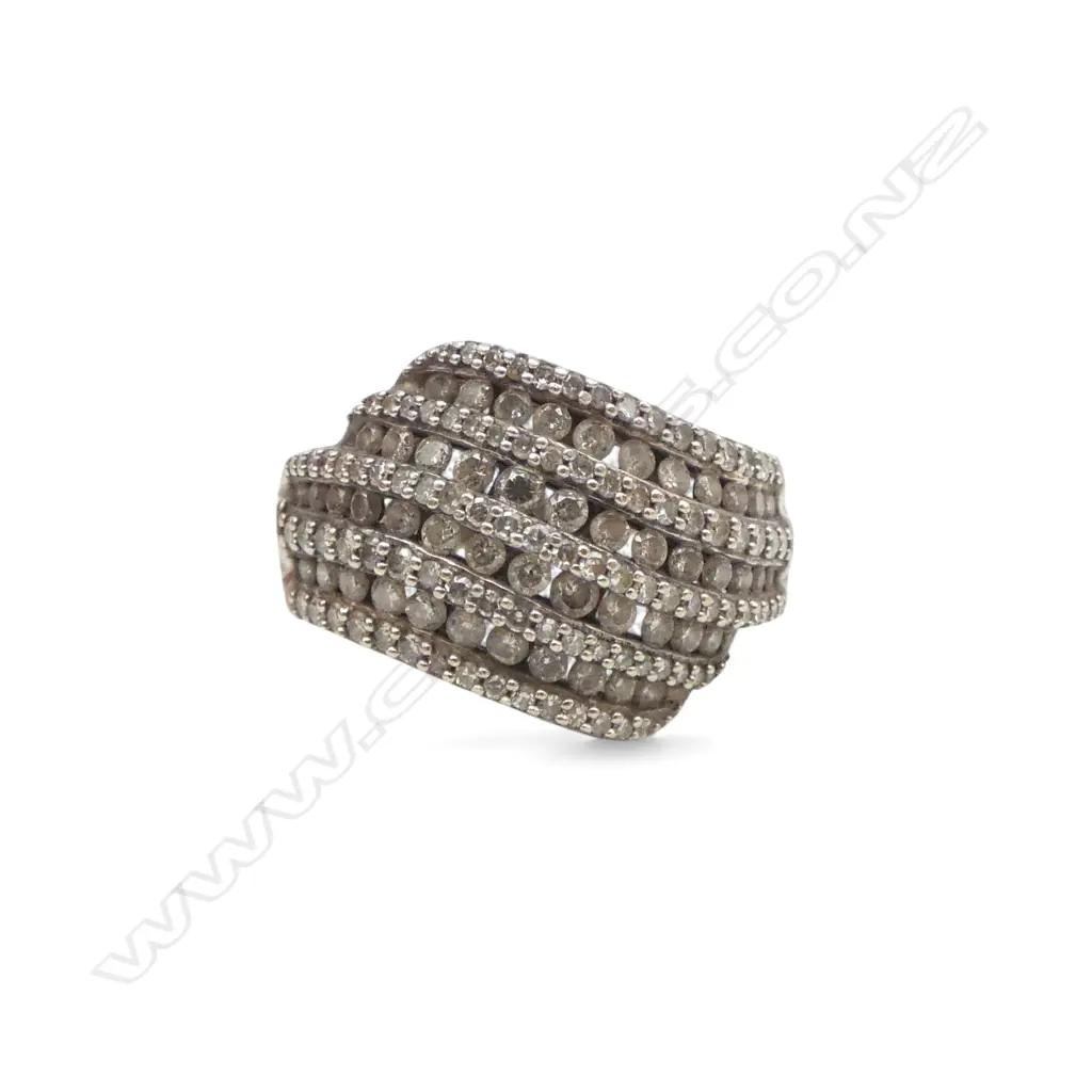 10ct WHITE GOLD & DIAMOND RING, 7.94gm SIZE P Image 1++