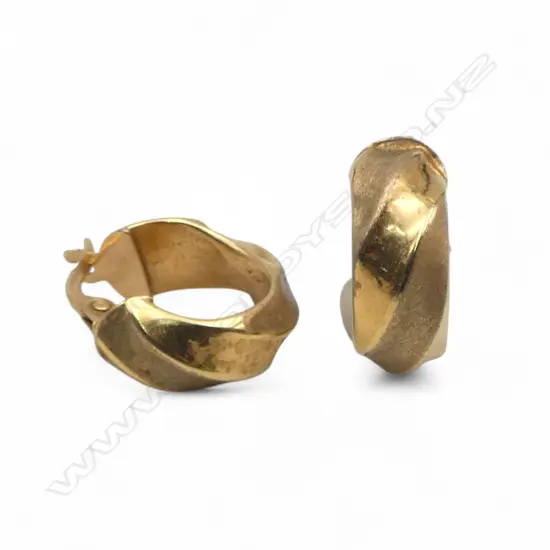 PR 9ct TWISTED HOOP EARRINGS, 1.34gm (1 has some damage)