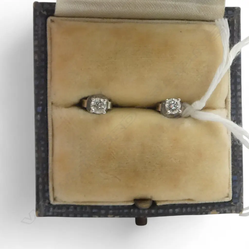14ct white gold and diamond stud earrings TW 0.09gms 2 = 0.20ct total Image 1++