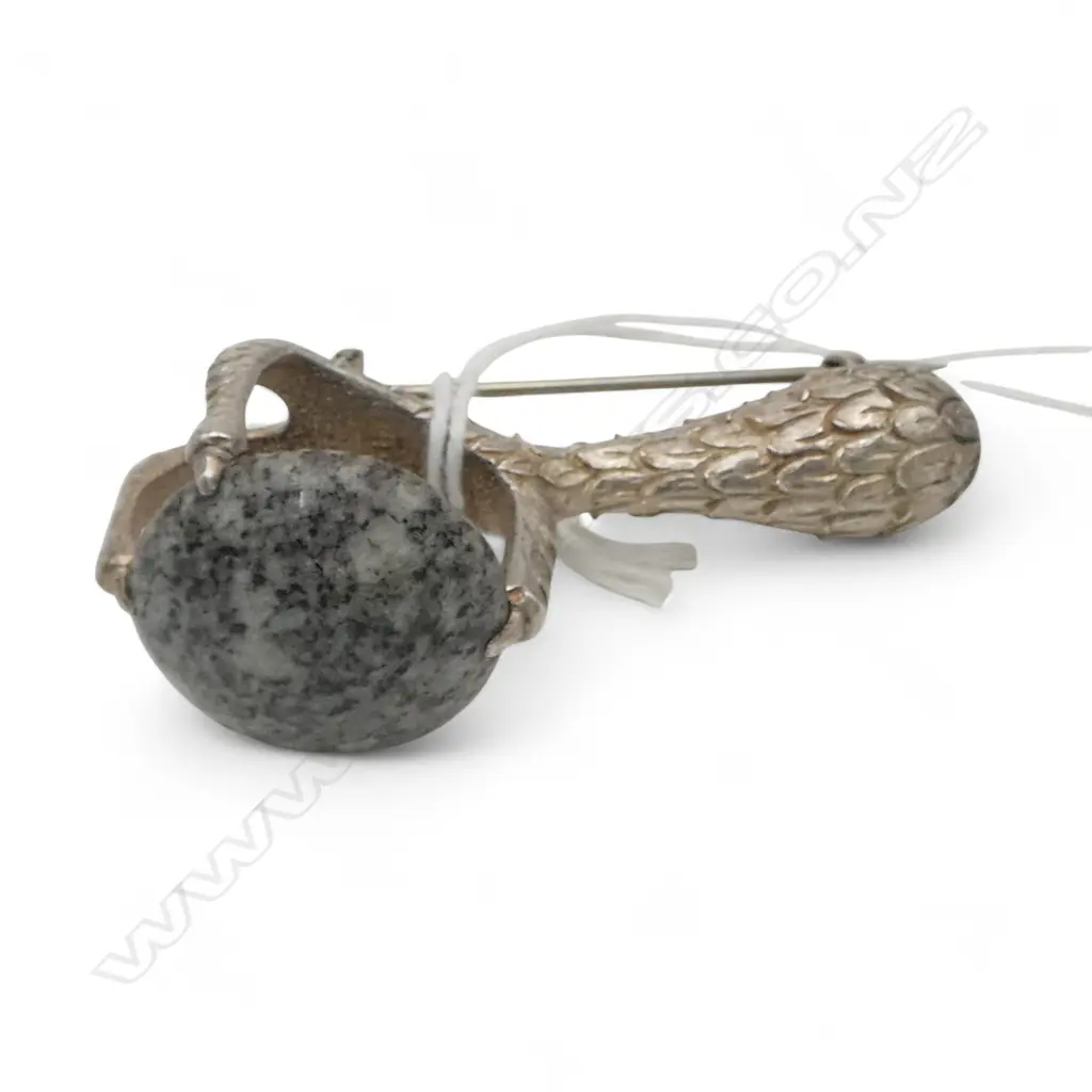 Large grey mottled agate and silver eagles claw lge brooch 21gms Image 1++