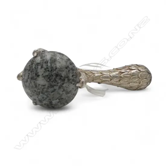 Large grey mottled agate and silver eagles claw lge brooch 21gms
