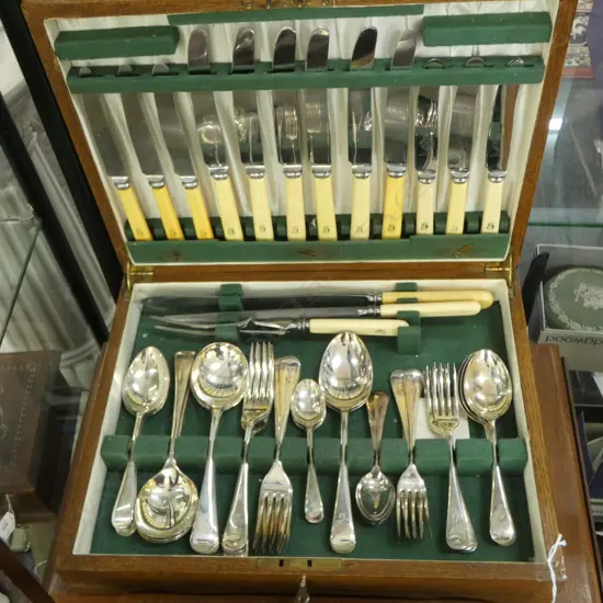OAK CASED CANTEEN OF EP CUTLERY L390MM CARVERS INCLUDED