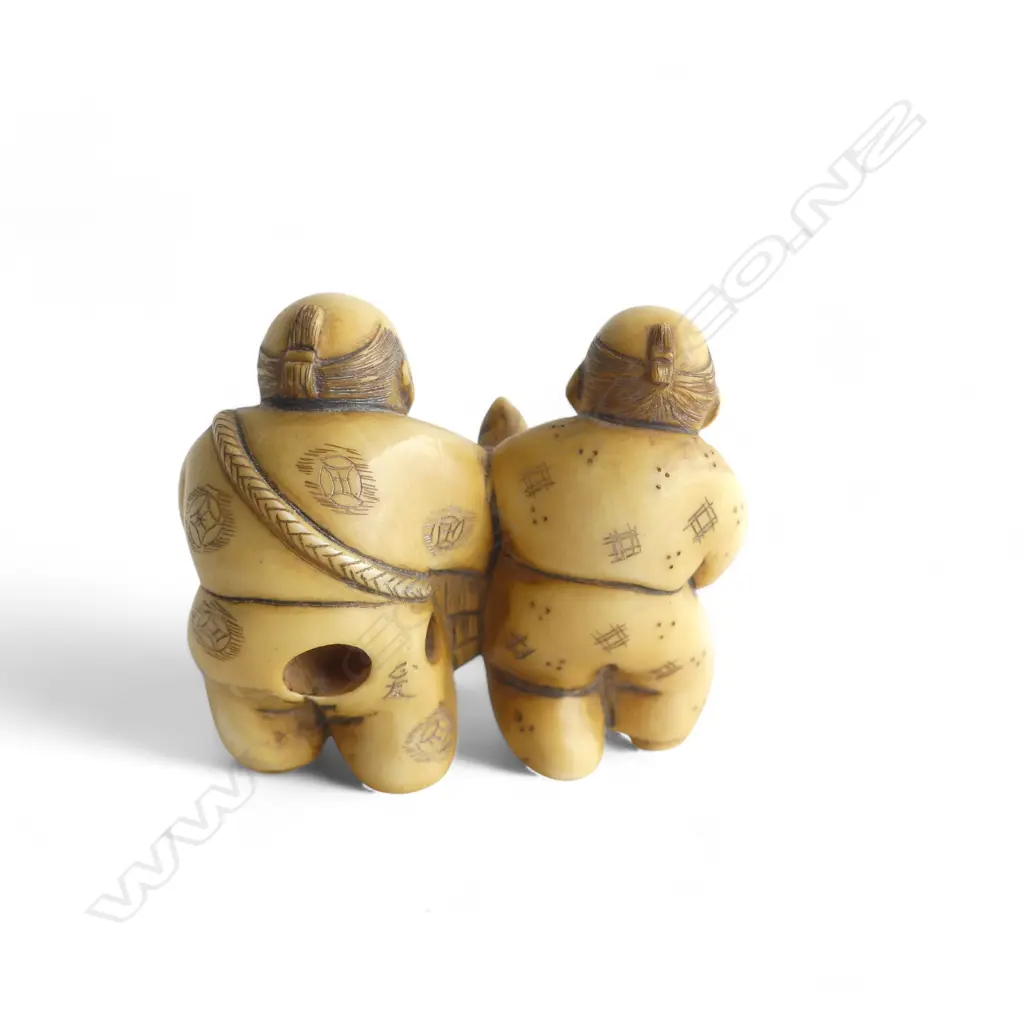 IVORY NETSUKE FIGURE GROUP signed Image 1++