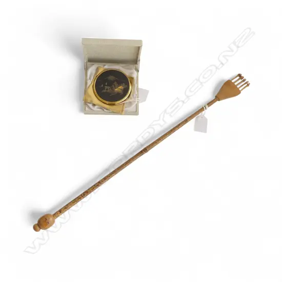 BOXED VINTAGE JAPANESE COMPACT DIA70MM & BACK SCRATCHER L480MM
