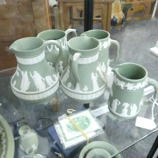 5 WEDGWOOD GREEN JASPERWARE JUGS (PR+3) H.130mm