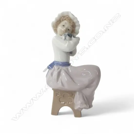 NAO FIGURINE GIRL SITTING w. PUPPY H.160mm