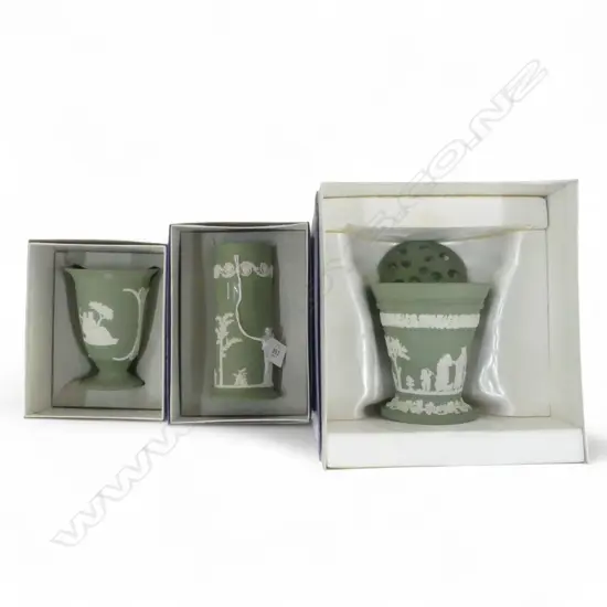 3 WEDGWOOD GREEN JASPERWARE VASES H.165mm, ALL BOXED