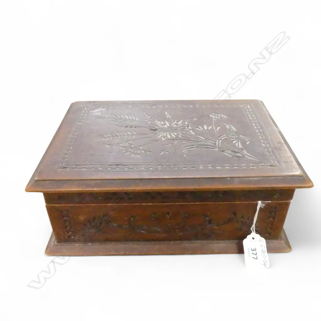 COLONIAL CHIP ART CARVED SMALL BOX probably kauri W.270mm Image 1++