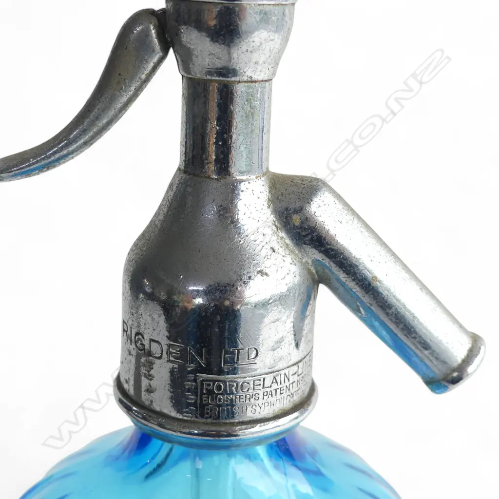 2 SODA SYPHONS H.340mm, 2 OLD CAMERAS Image 1++
