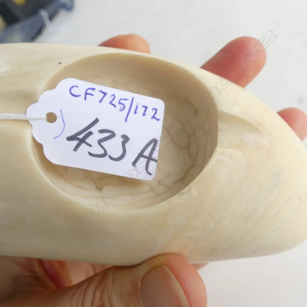 LARGE SPERM WHALE TOOTH AS ASHTRAY L170 Image 1++