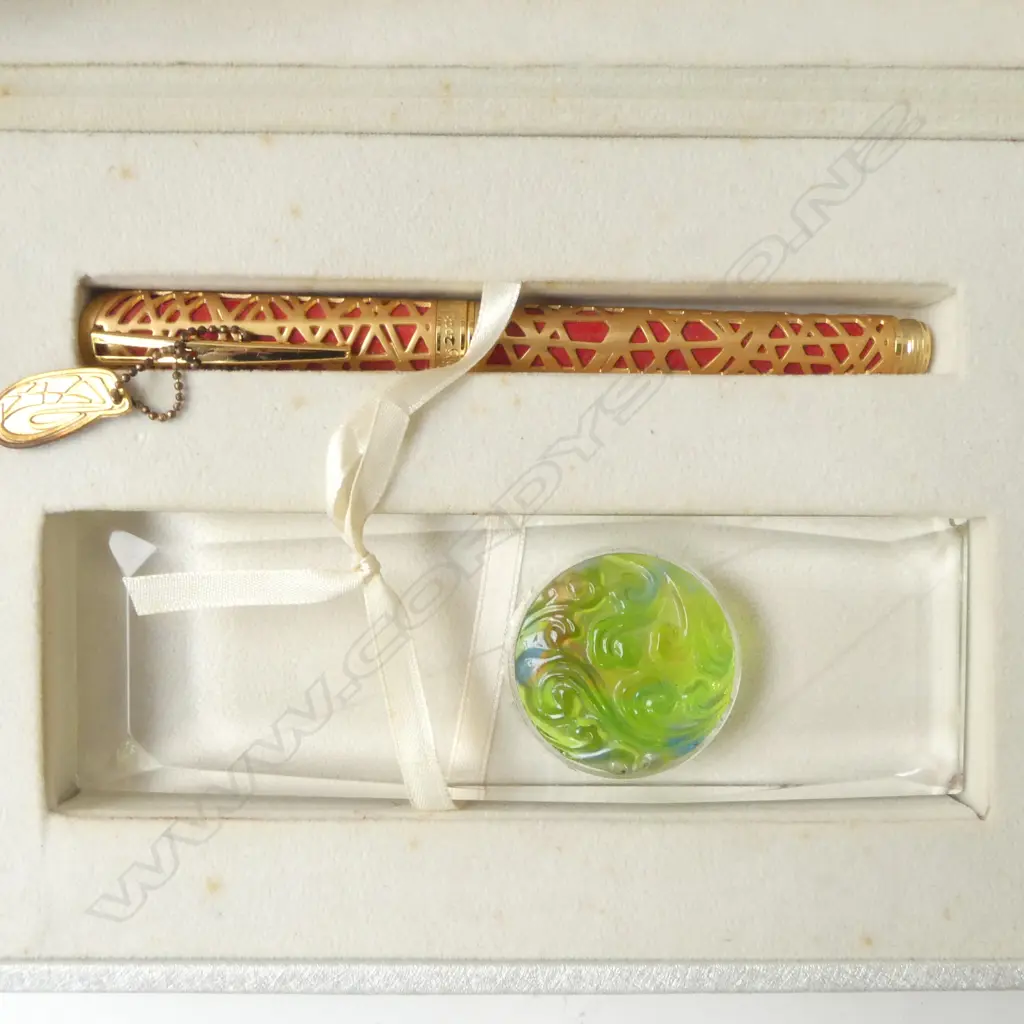 BEIJING OLYMPICS BOXED 'BIRD'S NEST' FOUNTAIN PEN & GLASS PLAQUE Image 1++