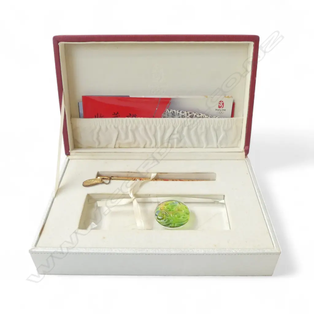 BEIJING OLYMPICS BOXED 'BIRD'S NEST' FOUNTAIN PEN & GLASS PLAQUE Image 1++