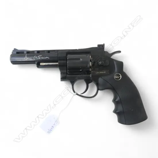 DAN WESSON 4'' REVOLVER, BOXED