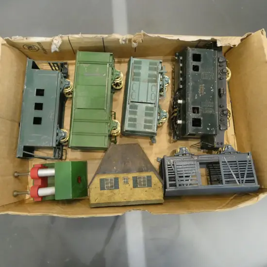 TRAY OF VINTAGE HORNBY ELECTRIC ENGINE 4 CARRIAGES END OF LINE BRAKE & TIN HOUSE