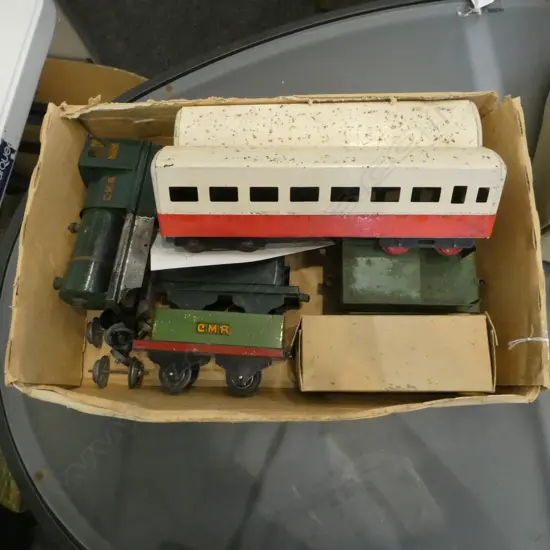 TRAY OF VINTAGE HORNBY TRAIN BODY & 6 CARRIAGES