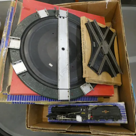 BOX OF HORNBY DUBLO 2 ANGLE CROSSINGS 2 TURNTABLES & BOXED ENGINE