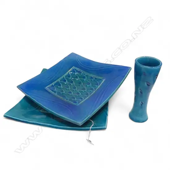 2 MERILYN WISEMAN N.Z. STUDIO POTTERY PLATTERS + VASE H.215mm