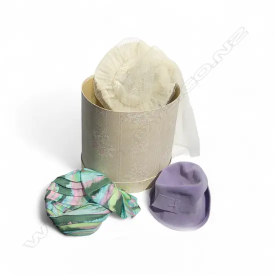 VINTAGE HATS IN CARD HAT BOX H.335mm