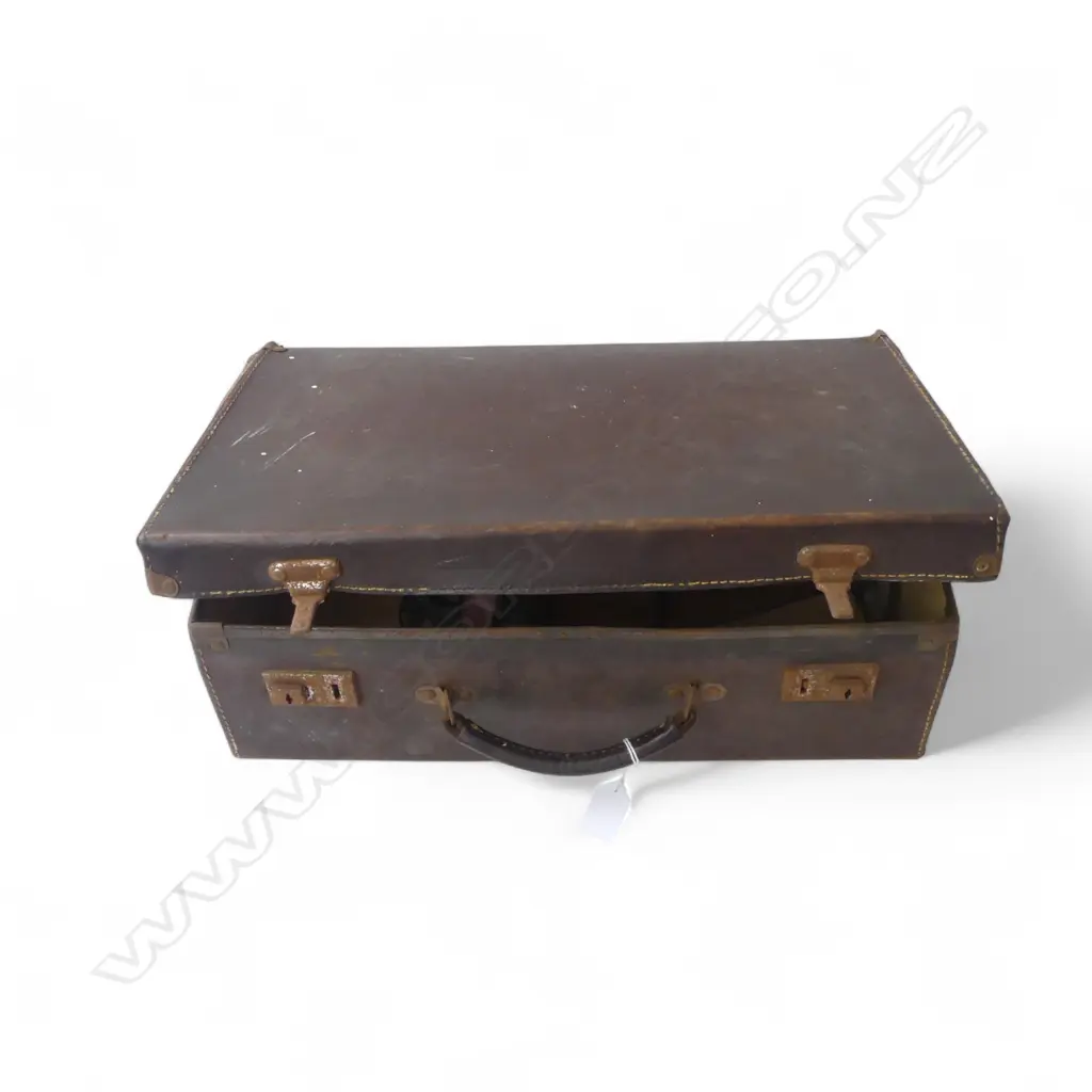 VINTAGE LEATHER CASE L440MM & 6 MILITRY RELATED COLLECTABLES Image 1++