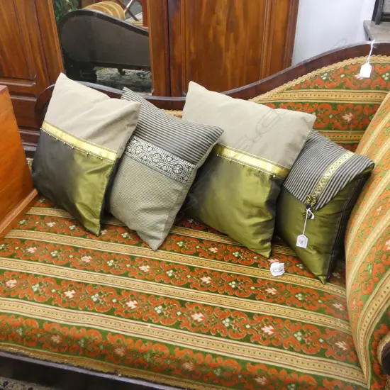 4 DECORATIVE CUSHIONS.