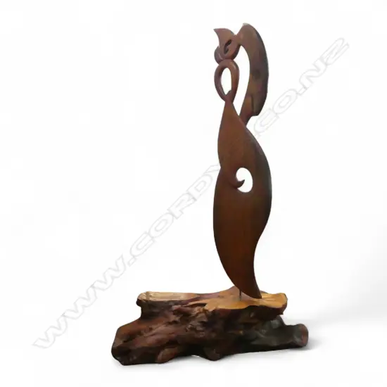 VERY LARGE NZ TIMBER MANAIA SCULPTURE ON MASSIVE SWAMP KAURI PLINTH. H.2640mm