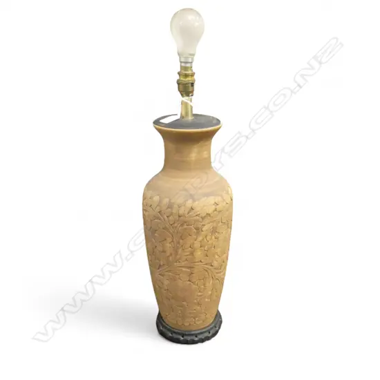 ORIENTAL TERRACOTTA TABLE LAMP ON WOOD BASE H580MM