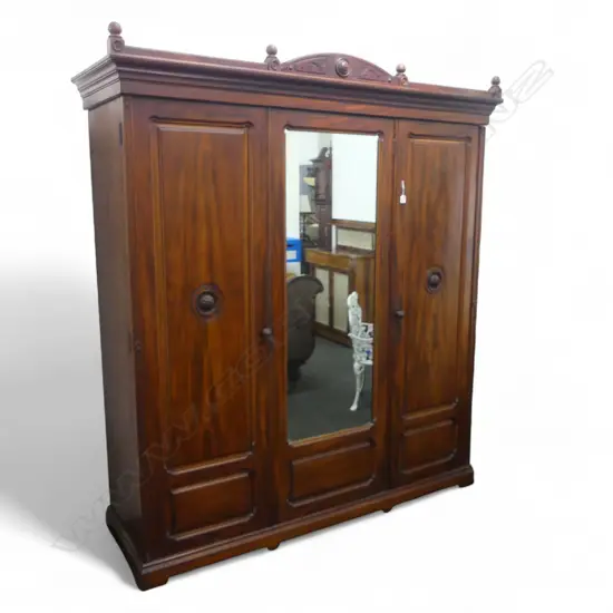 LARGE VICTORIAN MAHOGANY 3 DOOR WARDROBE WITH INTERNAL DRAWERS 